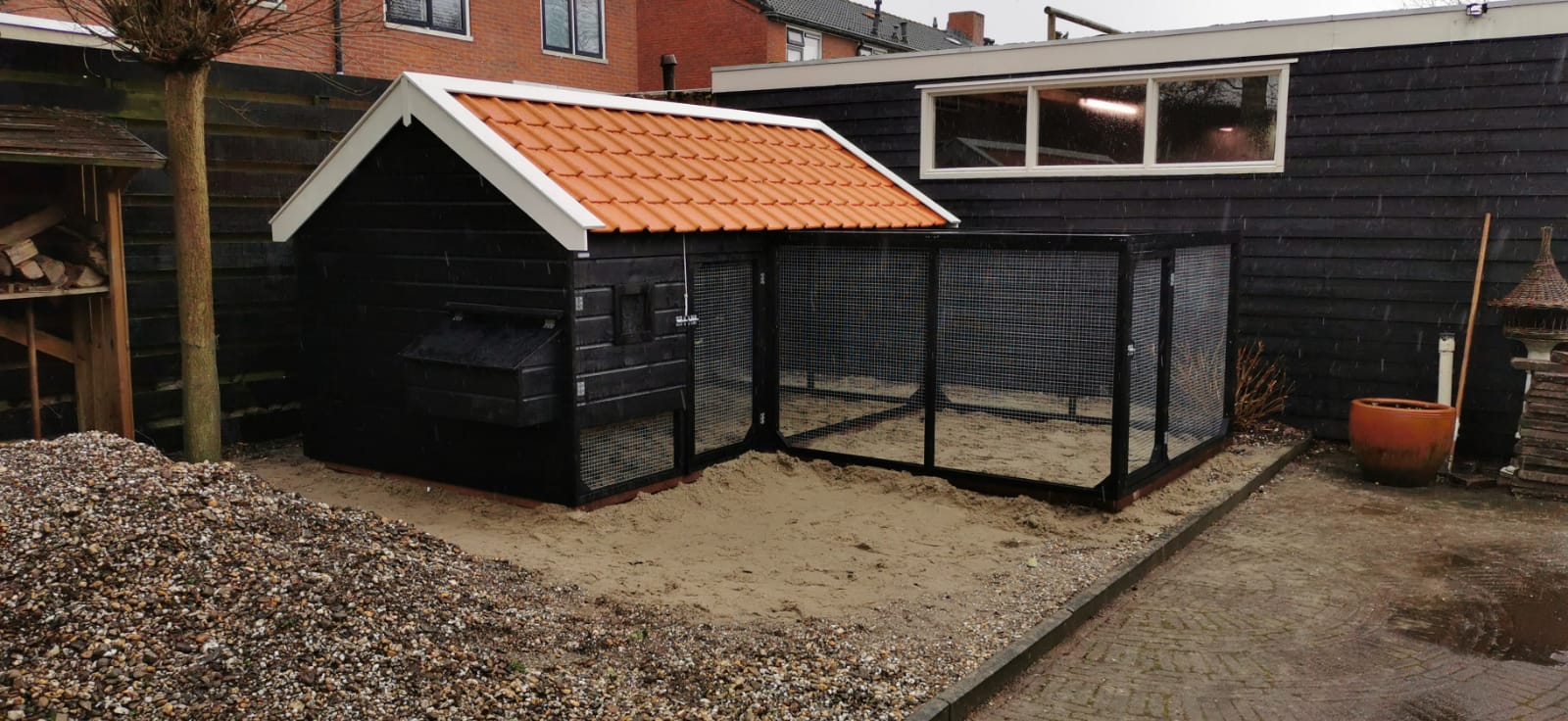 grote kippenhok met dakpannen en grote ren