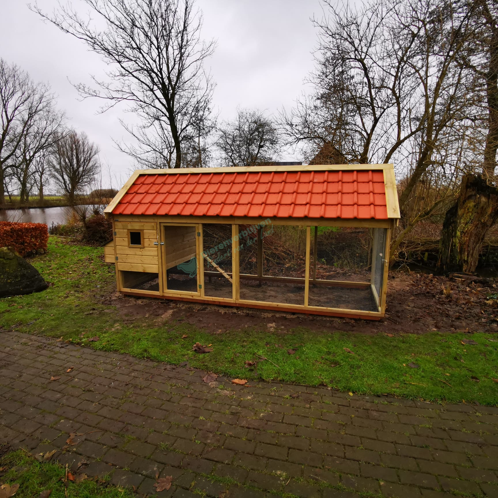 Groot degelijk kippenhok