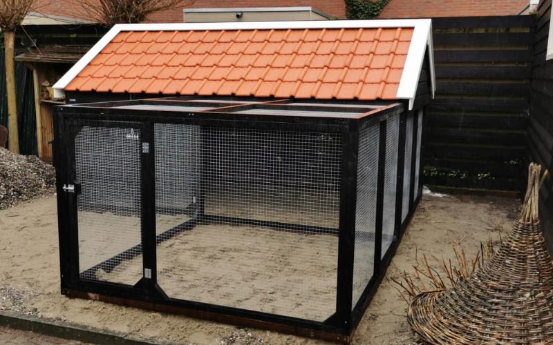 Kippenhok Grote kippenhok met dakpannen en grote ren. Kwaliteits dierenverblijven van der Land
