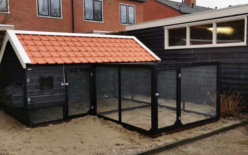 Kippenhok Grote kippenhok met dakpannen en grote ren. Kwaliteits dierenverblijven van der Land