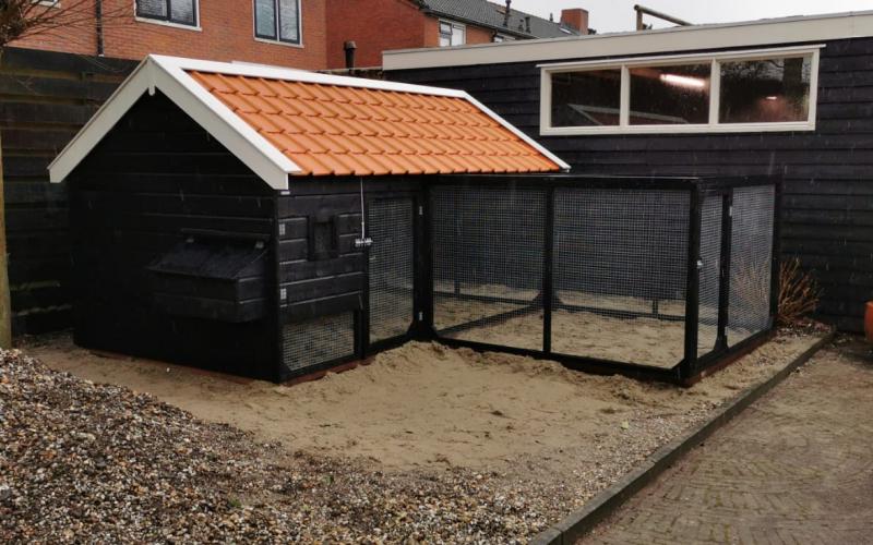 Kippenhok Grote kippenhok met dakpannen en grote ren. Kwaliteits dierenverblijven van der Land