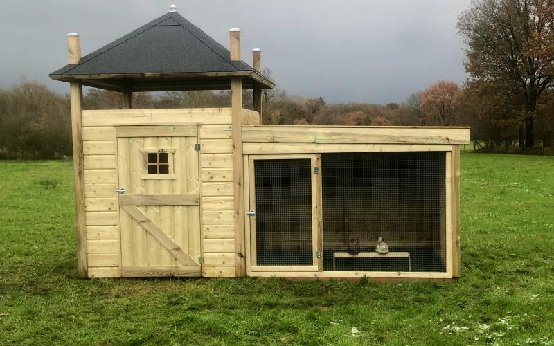 Kippenhok Hooiberg kippenhok met overdekte ren. Kwaliteits dierenverblijven van der Land