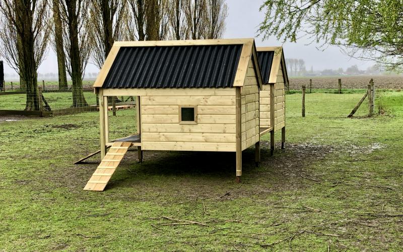 Kippenhok Geitenverblijf dubbel met plateau. Kwaliteits dierenverblijven van der Land