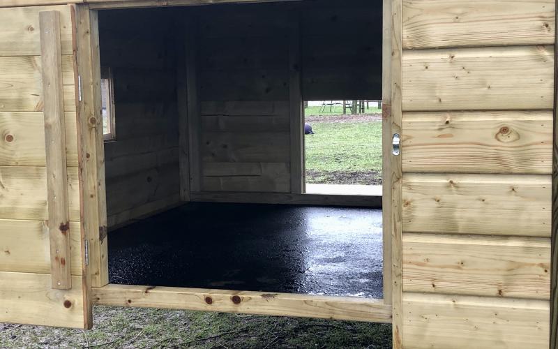 Kippenhok Geitenverblijf dubbel met plateau. Kwaliteits dierenverblijven van der Land