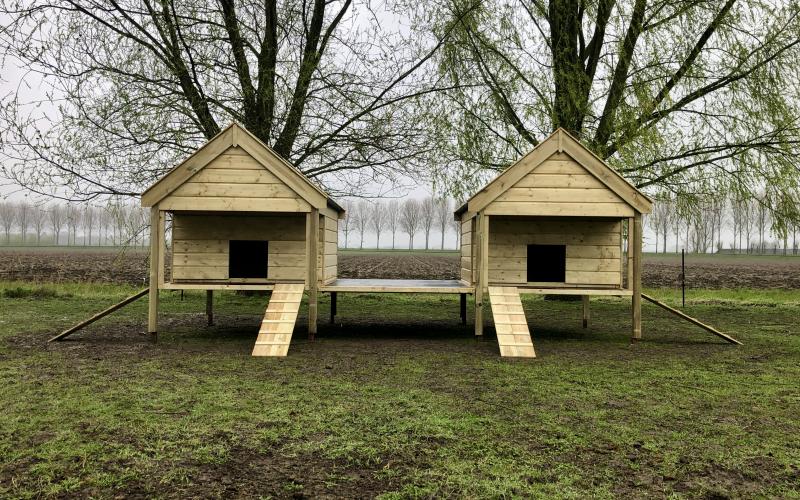 Kippenhok Geitenverblijf dubbel met plateau. Kwaliteits dierenverblijven van der Land
