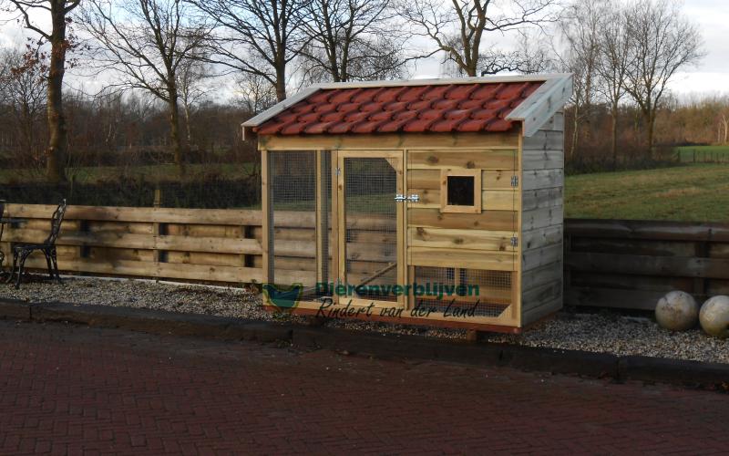 Kippenhok Leeuwarden met dakpannen type E Kwaliteits dierenverblijven van der Land