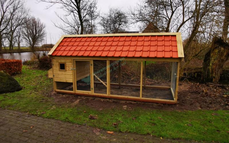 Kippenhok Sneek met dakpannen type E Kwaliteits dierenverblijven van der Land