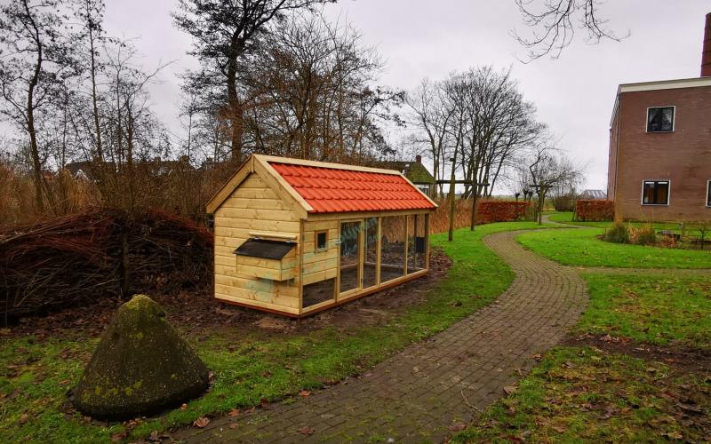 Kippenhok Sneek met dakpannen type E Kwaliteits dierenverblijven van der Land