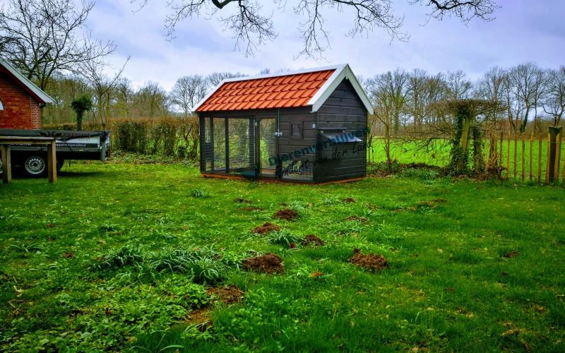 Kippenhok Sneek met dakpannen type D Kwaliteits dierenverblijven van der Land