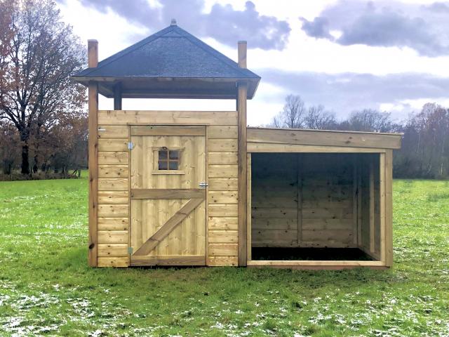 Dierenverblijven van der land Hooiberg met schuilstal