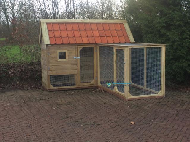 Dierenverblijven van der land Sneek met dakpannen type B met ren haaks.